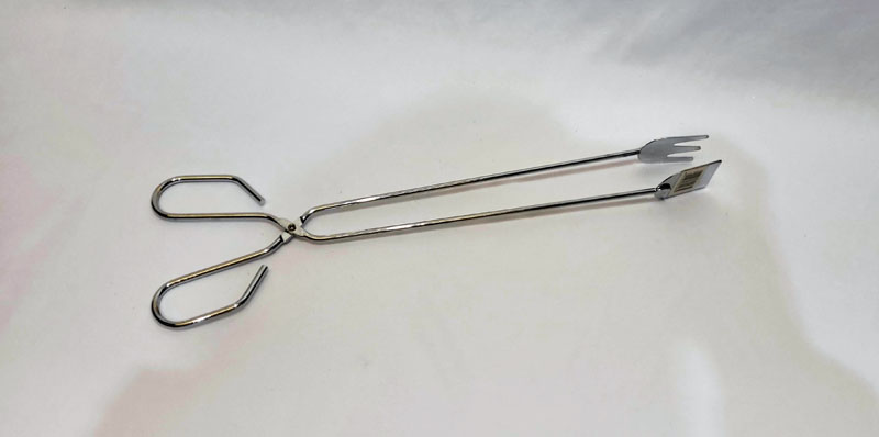 <span style='position: fixed;top: 500px;left: calc( 550px + (100vw - 600px)/2);'></span>
<table width='100%' border='0'>
  <tr>
    <td style='padding: 5px;width: 70%;background-color:#ec0d0d;vertical-align: middle;font-size:35px;height: 102px;border-radius: 20px;'>Tongs 34cm Clips</td>
    <td class='watch' align='center' style='position: fixed; background-image:url(assets/price.png);background-size: cover;
    font-size: 45px;
    top: 645px;
    left: calc( 460px + (100vw - 600px)/2);
    width: 245px;
    height: 200px;
    text-align: -webkit-center;
    vertical-align: middle;'><div style='padding-top: 90px;transform: rotate(7deg);'><span>23.00  R</span></div></td>    
  </tr>
</table>